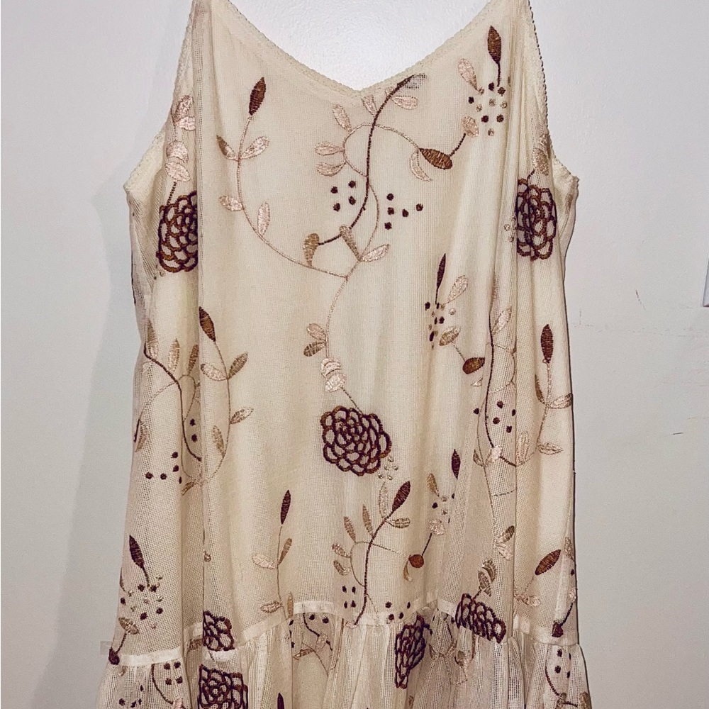 Lavish Cream and Brown Label